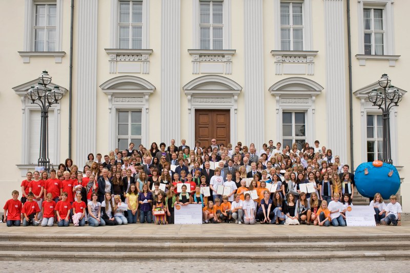 Gruppenbild aufgestellt vor dem Schloss Bellevue Gruppenbild aufgestellt vor dem Schloss Bellevue